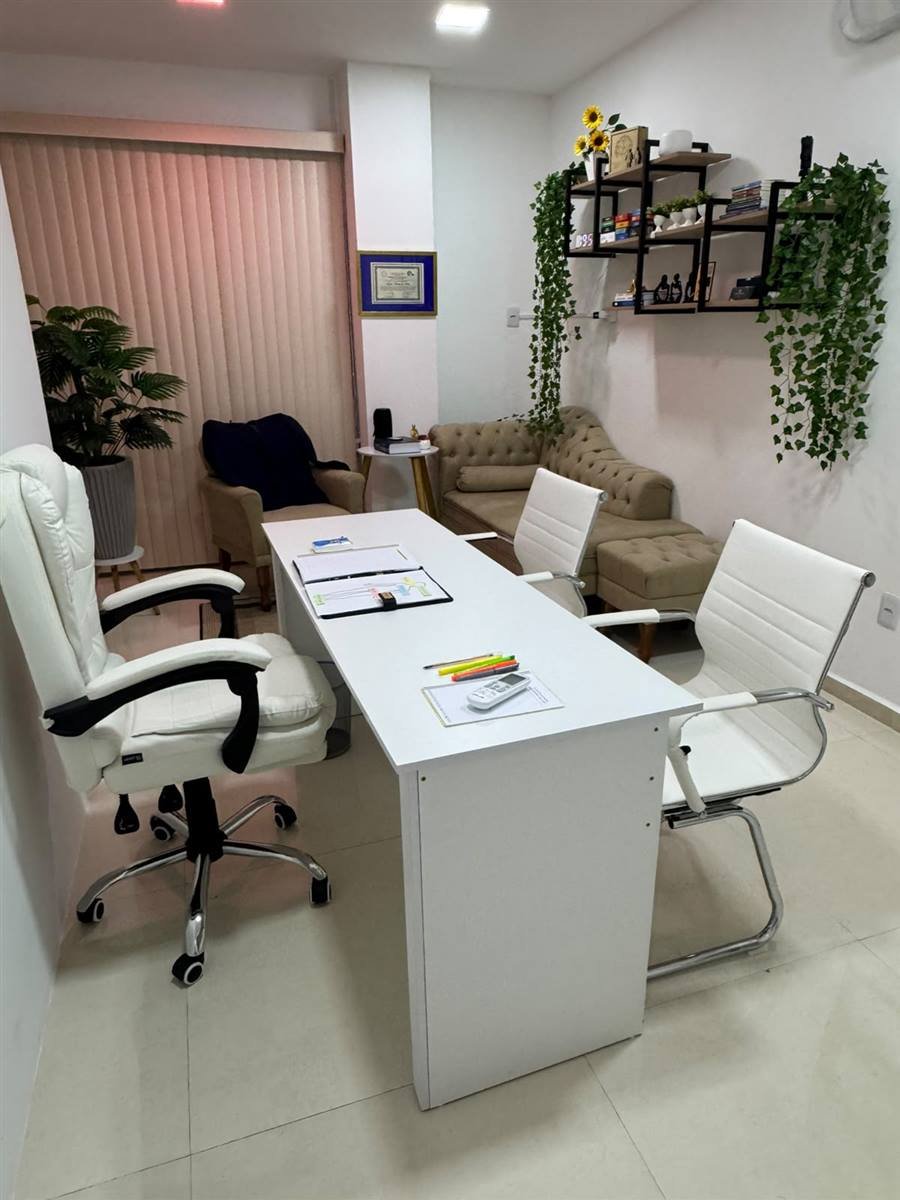 Mesa e poltronas do consultório de psicanálise em Magé - RJ